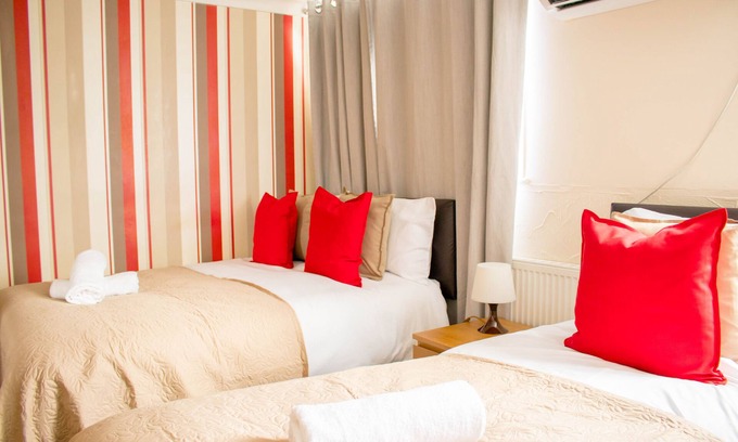 Tilbury House | Spacious 5-Bedroom Home - Sleeps 11 & Free Parking