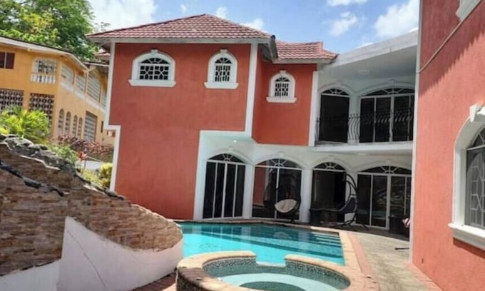 Kingston House | Spacious 5-bedroom house in lovely Kingston with WiFi, AC