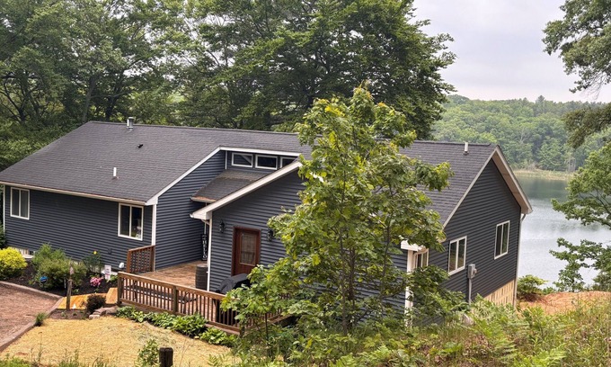 Mears House | Spacious 5-bedroom house with AC & WiFi overlooking peaceful Morris Lake