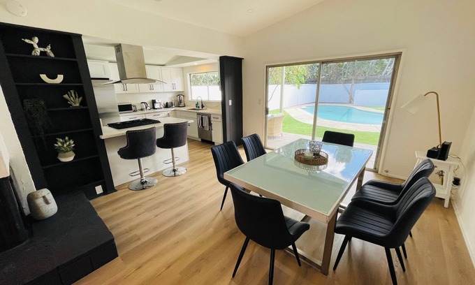 Reseda House | Spacious 5-bedroom house in marvelous Los Angeles with WiFi, AC