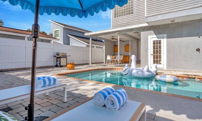Tampa House | Spacious 5-Bedroom Villa w/Private Pool & BBQ - SoHo & Downtown Tampa