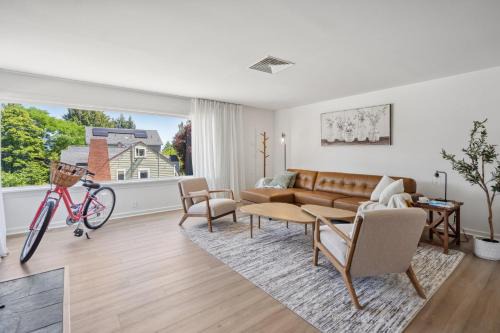SeaTac House | Spacious 5B2B home 5 min to airport with AC, Game Room, WiFi, Parking