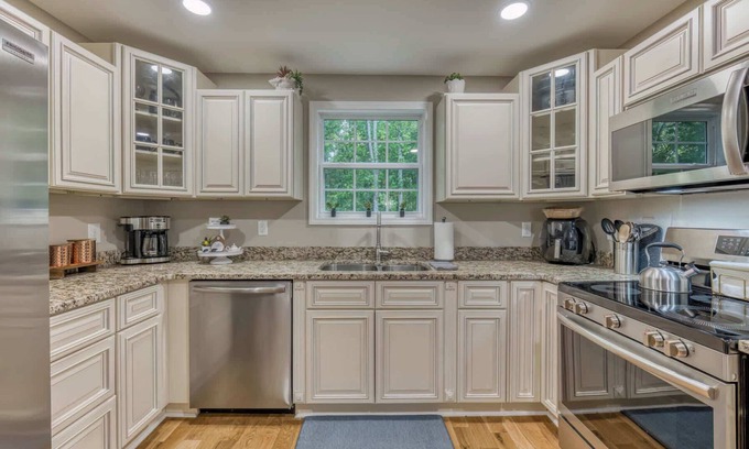 Johnson City House | Spacious 5BR Home | Sleeps 14 | Modern Comfort
