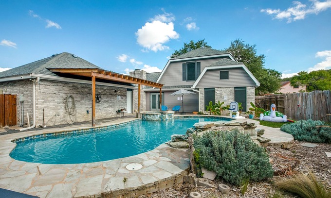 North San Antonio - SAT House | Spacious 5BR Retreat w/Pool, Hot Tub, Game Room & Pool Table - Sleeps 14