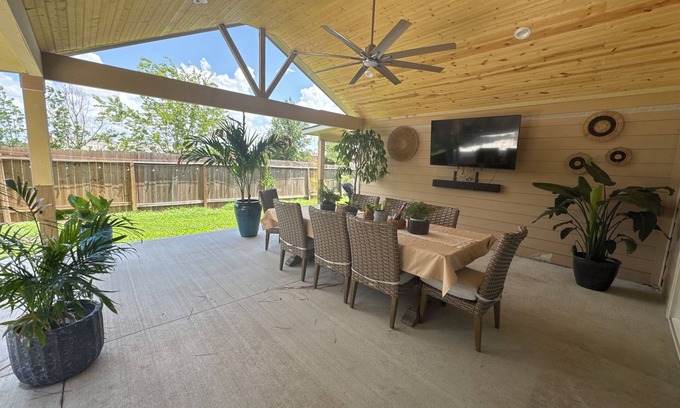 Cypress House | Spacious 6-bedroom 1 story house in fantastic Cypress with WiFi, AC