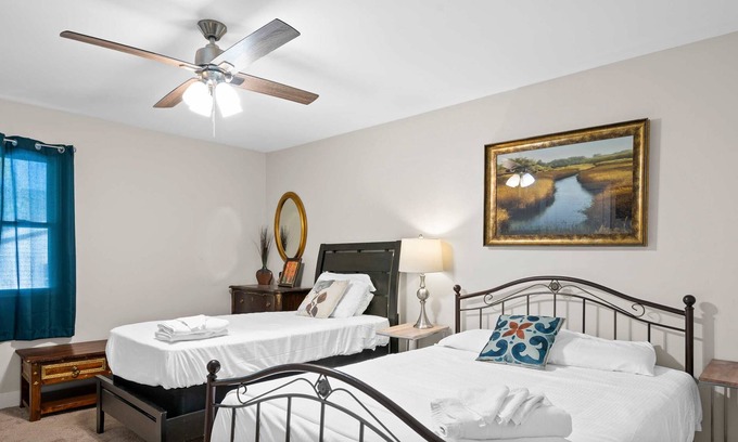 Williamstown House | Spacious 6BR Near Ark! Ample Parking, 3 Full Baths