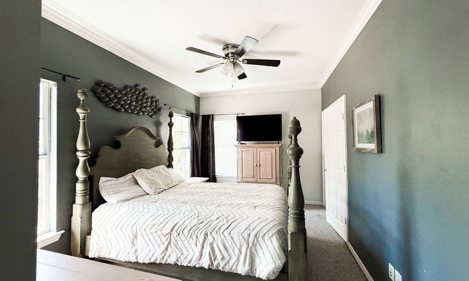 Highland Village House | Spacious 7-bedroom house in Pleasant Highland Village with pool, fitness gym.