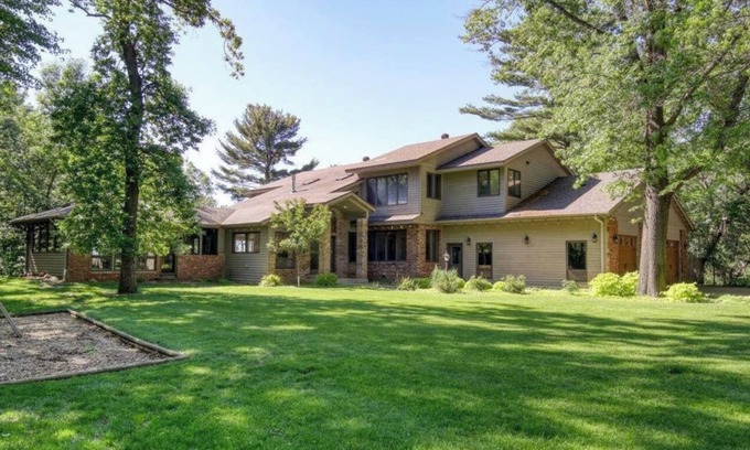 Menomonie House | Spacious 7-bedroom house on the Lake, with AC, WiFi, in peaceful Menomonie WI