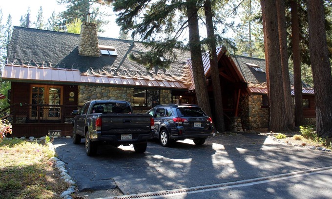 Tahoe Pines House | Spacious 8-bedroom, 6.5 bath mountain home in beautiful Tahoe Pines.
