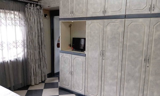 Kempton Park Cabin | Spacious 8-bedroom lodge in welcoming Kempton Park with WiFi
