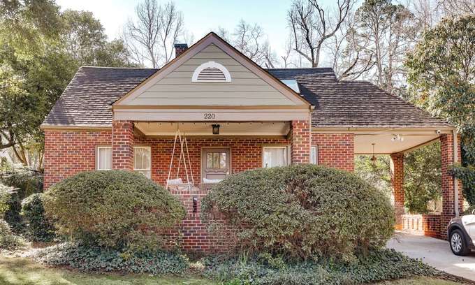 Athens House | Spacious and Comfortable 5 Points Home- Walk to UGA games, campus & more!