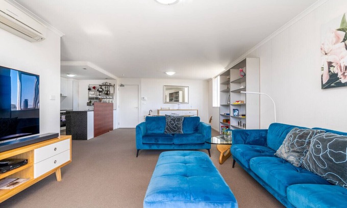 Braddon Apartment | Spacious and Cosy Apt with Great Views in Braddon