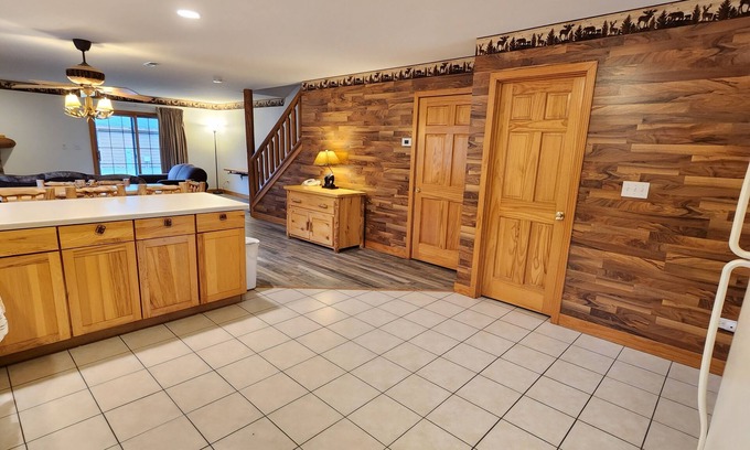Oglesby Cabin | SPACIOUS AND COZY VILLA LOCATED ON RESORT WALKING DISTANCE FROM STARVED ROCK