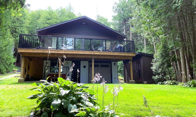 Wiarton Cottage | Spacious and cozy waterfront cottage in a quiet & friendly lakeside community.
