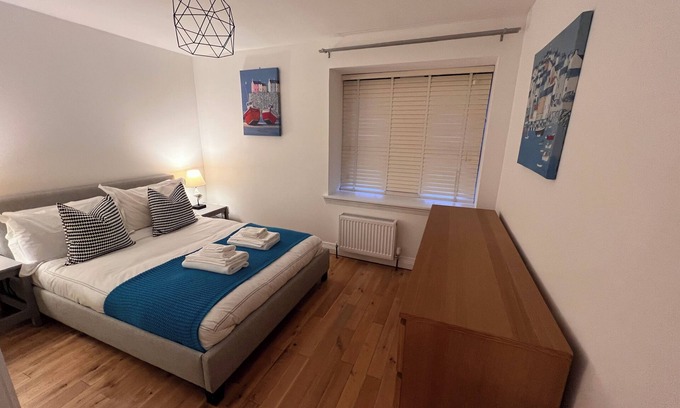 North West Apartment | Spacious and Modern 3 Bedroom 1 Bathroom Apartment Near Art School, City Centre