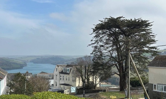 Salcombe House | Spacious and Modern Seaside Home, 5 mins wlk from the centre of Salcombe
