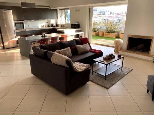 Khalandrion Apartment | Spacious and Sunkissed 3BR & 2 Bathrooms Apartment