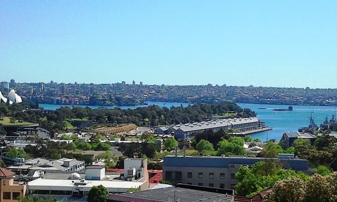 Darlinghurst Apartment | Spacious apartment with stunning harbour view