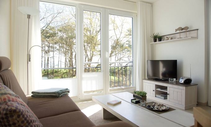 Juliusruh Apartment | Spacious apartment with covered balcony and sea view, right on the beach