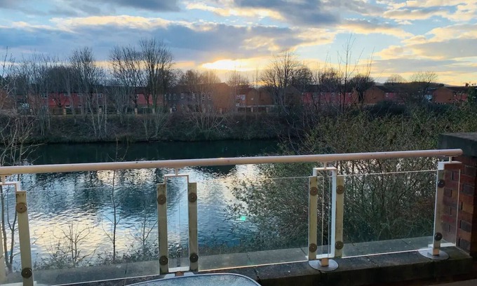 Butetown Condo | Spacious Apt 2 bed Cardiff Parking Pool Gym Sauna