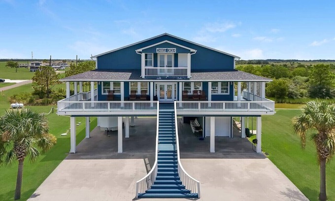 Anahuac House | Spacious Bayfront home
