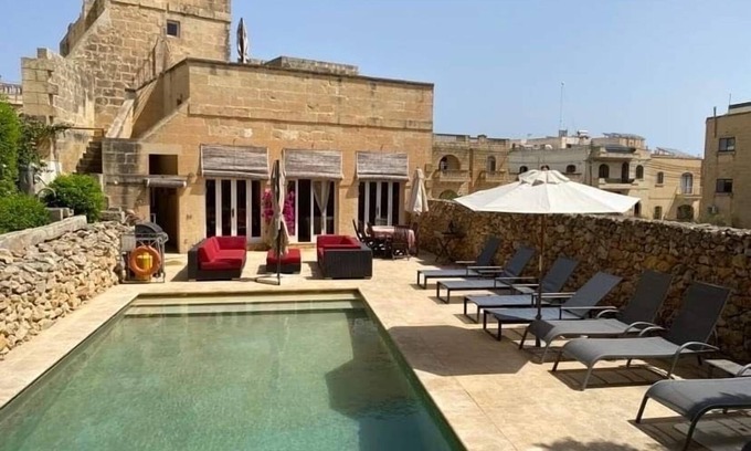 Santa Lucija Villa | SPACIOUS, beautiful villa, large garden and pool, home from home