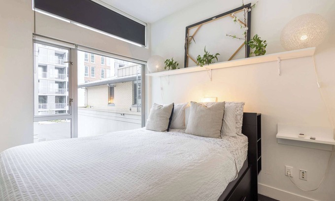 Gastown Condo | Spacious, Bright, Sleeps 5+Free Parking