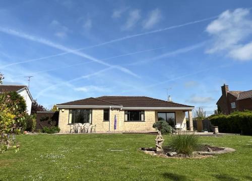 Hilperton House | Spacious bungalow with large private garden