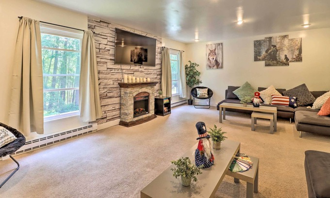 Canadensis Cabin | Spacious Cabin w/ Hot Tub, Game Room & Fire Pit!