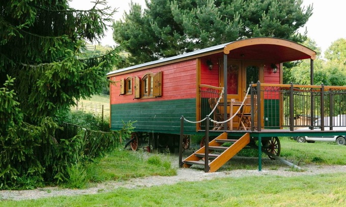 Radon Cottage | Spacious caravan with terrace, garden and games, pets allowed