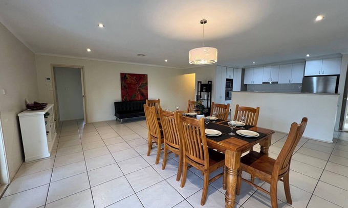 McKellar House | Spacious cheerful and comfortable family home