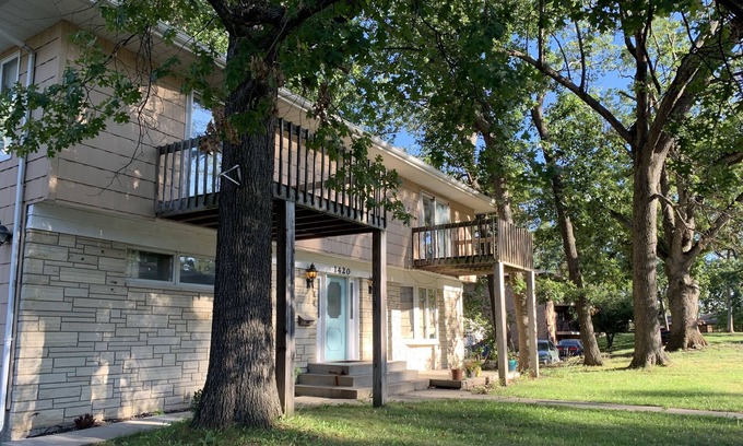 Cedar Rapids Apartment | Spacious comfortable apartment. Close to downtown, Newbo, easy access to I 380