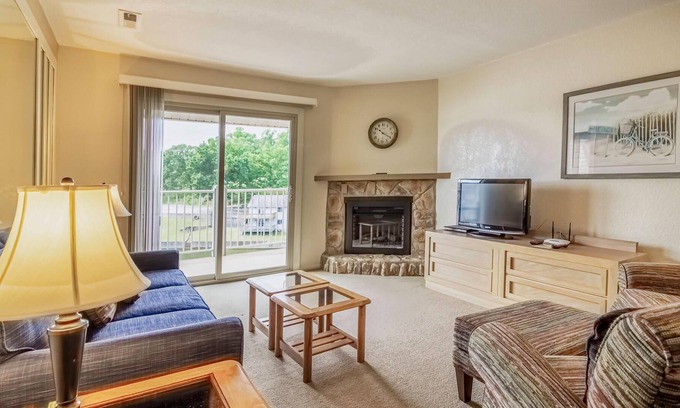 Osage Beach Resort | Spacious Condo 504 w/ Full-Sized Kitchen, Grill, & Deck Overlooking the Lake