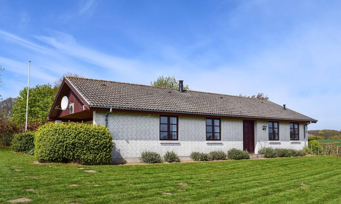Østerskov House | Spacious cottage with sea view.