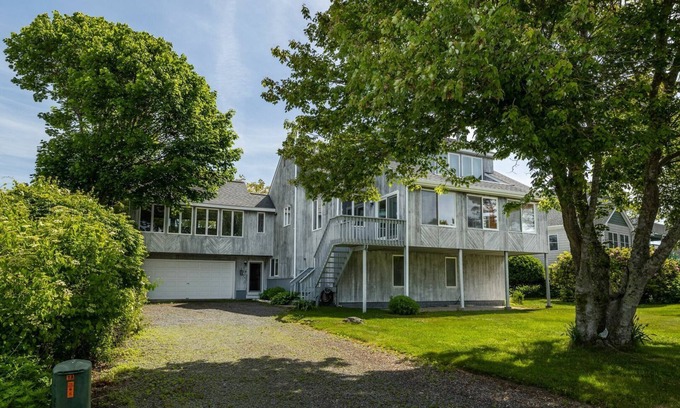 Point Judith House | Spacious&Custom Built Contemporary Home- 5 bed, 3 full bath located on Southern Tip of Narragansett!