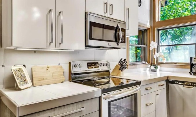 Bushkill House | Spacious Design Lodge In Woods - Bushkill