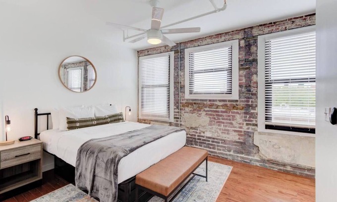 Downtown Memphis Apartment | Spacious Downtown Apt: Beale St, Eats & Fun Nearby