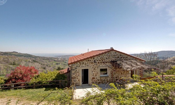 Pilat Rhodanien Cottage | Spacious family cottage with WiFi in peaceful countryside