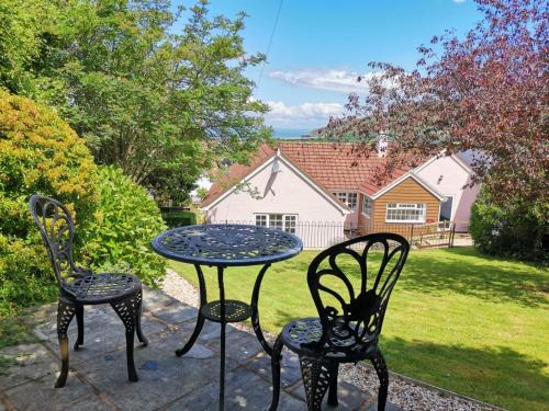 Porlock House | Spacious family & dog friendly home from home with sea views and private garden