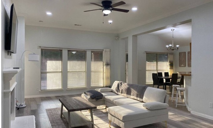 South Arlington House | Spacious Family Haven w Big Yard, Great Location!