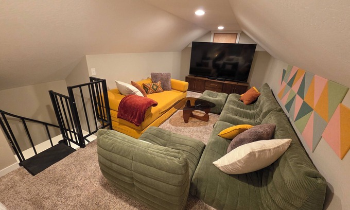 Medford Other | Spacious farmhouse in close proximity to vineyards; great for large groups
