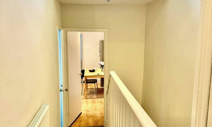 Ravenscourt Park Apartment | Spacious flat in Hammersmith 15min from center