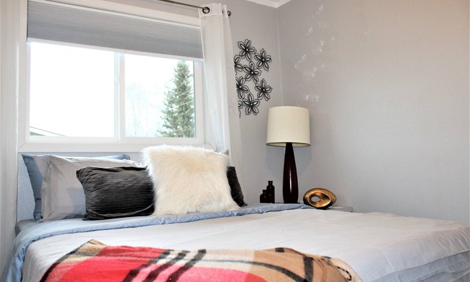 Northeast Anchorage Condo | Spacious Flat with Cozy Environment/sleeps 6