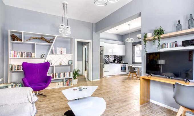 Kolokinthou Apartment | Spacious flat with courtyard in Peristeri!