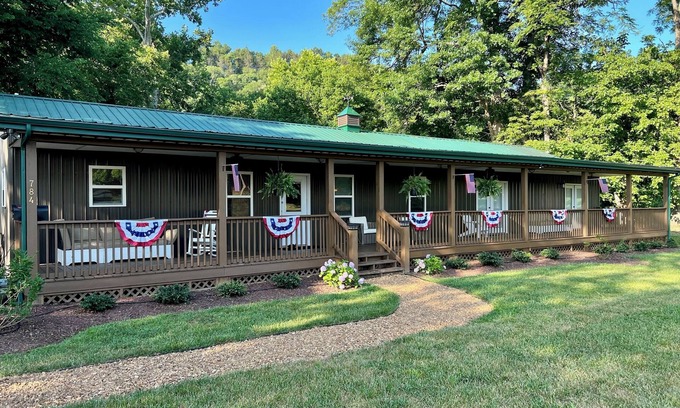 Bakerton Cabin | Spacious fully equipted 5-bedroom Riverfront Cabin on the Cumberland River.