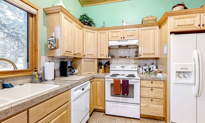 Show Low House | Spacious, golf course adjacent home with a deck & washer/dryer