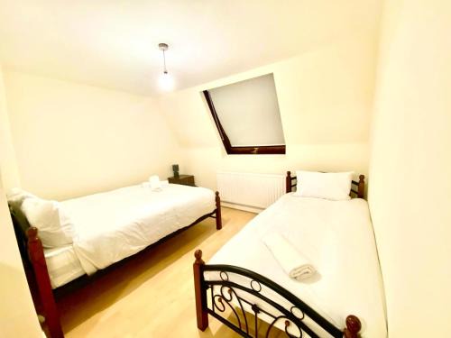 Ealing Apartment | Spacious Ground Floor Two Bedroom house on in Ealing London