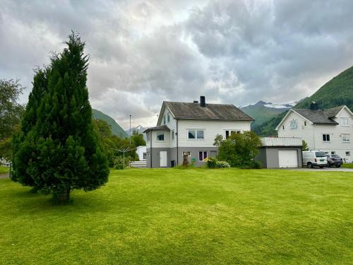 Voll House | Spacious holiday home by the fjord and mountains