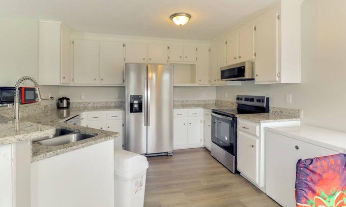 Hampton Cottage | Spacious Home < 3 Mi to Hampton Coliseum!