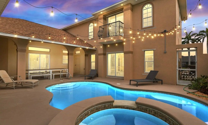 Fort Myers Villa | Spacious home for large groups!